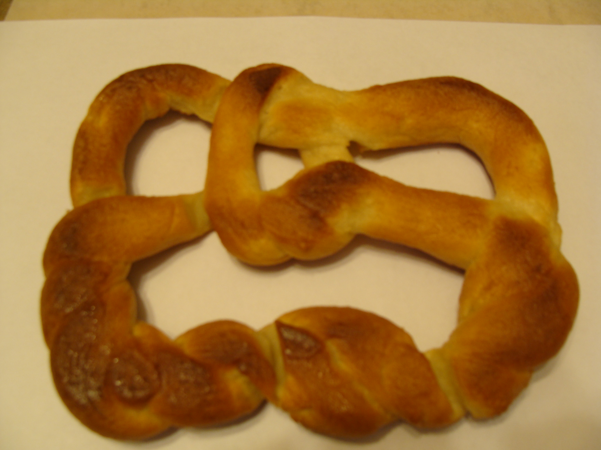 Eine Brezel mit grobem Salz